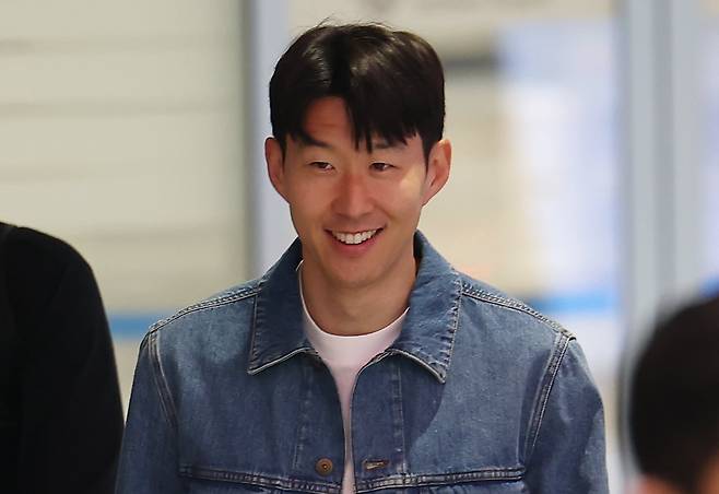 손흥민이 인천국제공항을 통해 입국하며 환하게 웃고 있다. /연합뉴스