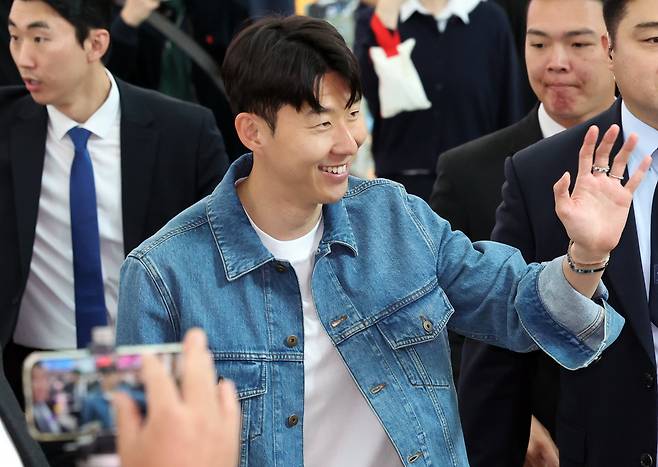 손흥민이 팬들에게 인사를 하고 있다. /뉴스1