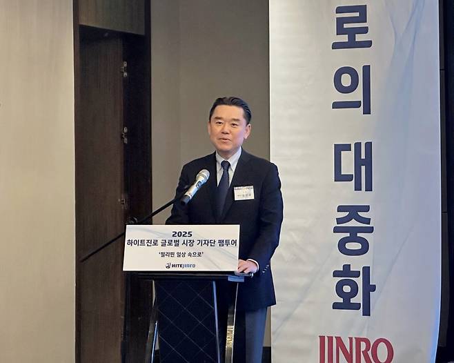 지난 18일 필리핀 마닐라 기자 간담회에서 하이트진로 김인규 대표이사가 발표하고 있다./하이트진로 제공