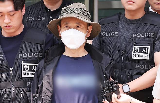 2명을 살해하고 2명을 다치게 한 '시흥 살인사건'의 피의자차철남(56)이 27일 경기도 시흥경찰서에서 검찰로 송치되고 있다. /연합뉴스