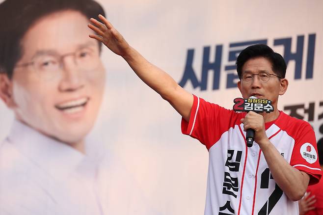 김문수 국민의힘 대통령 후보가 26일 오후 서울 도봉구 방학동 사거리 유세에서 유권자들에게 지지를 호소하고 있다. /뉴스1