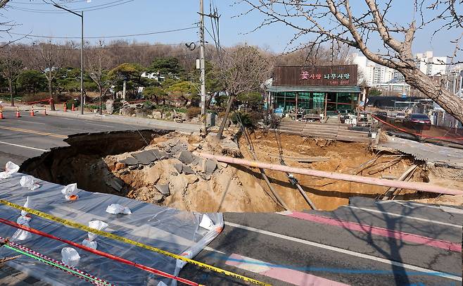 지난 3월 31일 서울 강동구 명일동 대명초등학교 인근 사거리에 발생한 싱크홀(땅 꺼짐) 사고 현장 모습. /뉴스1