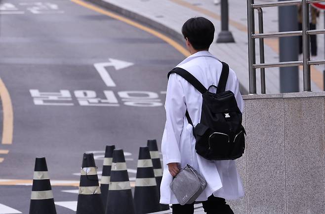 지난 19일 서울의 한 대학병원에서 의료진이 이동하는 모습. /뉴스1