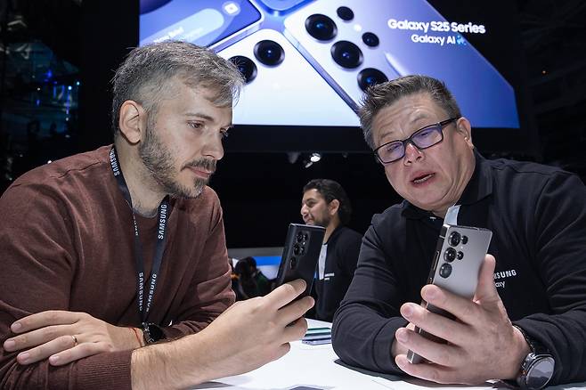 2025년 1월 미국 캘리포니아주 새너제이에서 열린 ‘갤럭시 언팩 2025’에서 관람객이 갤럭시S25 시리즈를 체험하고 있다./삼성전자 제공