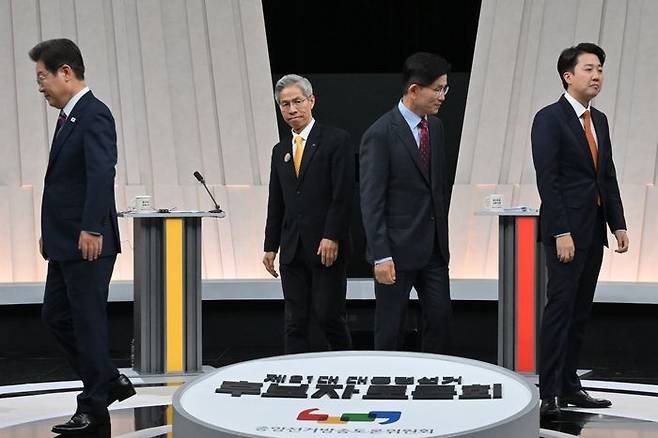 더불어민주당 이재명·민주노동당 권영국·국민의힘 김문수·개혁신당 이준석 대선 후보가 27일 서울 마포구 상암동 MBC 스튜디오에서 진행된 정치 분야 TV토론회에 앞서 포즈를 취한 후 자리로 향하고 있다. ⓒ국회사진기자