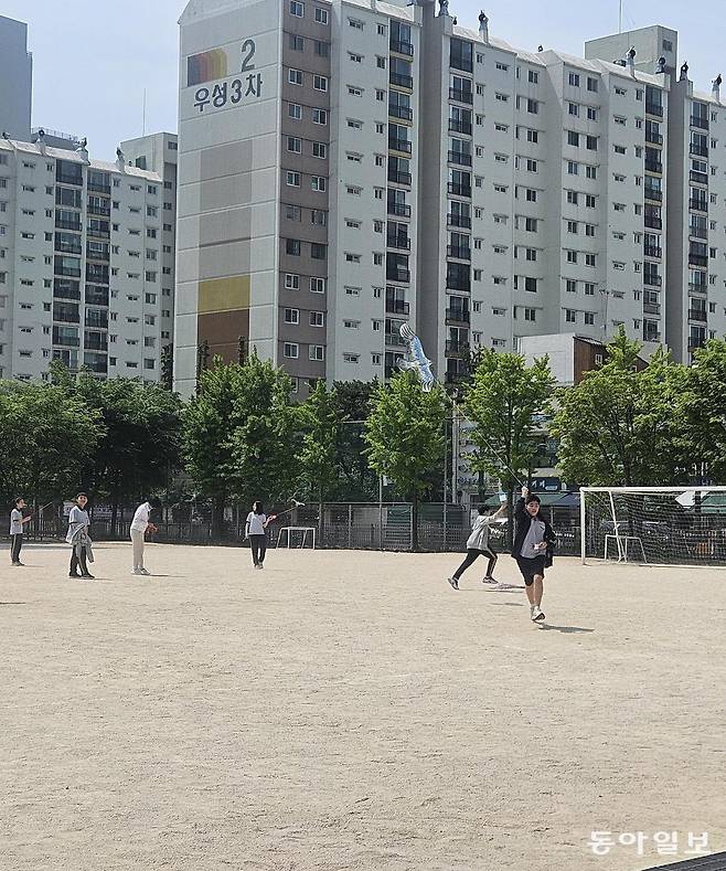 구룡중 학생들이 오전 체육 수업시간에 운동장에서 직접 만든 연을 날리고 있다. 조상들의 스포츠 활동 중 하나인 연날리기를 통해 바람을 이용한 과학적 원리를 알게 되고, 자연과 교감한다. 아주 자연스러운 융합적 교육활동이다. 유재영 기자 elegant@donga.com