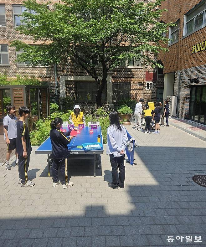 구룡중 학생들이 자투리 시간에 미니 탁구대에서 서브를 넣고 있다. 좋고 나쁜 가치가 쓰인 팻말이 있다. 서브를 해서 나쁜 가치를 쓰러뜨린다. 공존의 가치를 배우는 것이다. 유재영 기자 elegant@donga.com