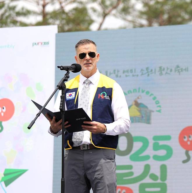그레고리 힐 유타대 아시아캠퍼스 대표가 17 일 서울 여의도 국회 잔디광장에서 열린 ‘2025 동심한마당’에서 ‘평화사랑 선언문’을 영어로 낭독하고 있다. 유타대 제공