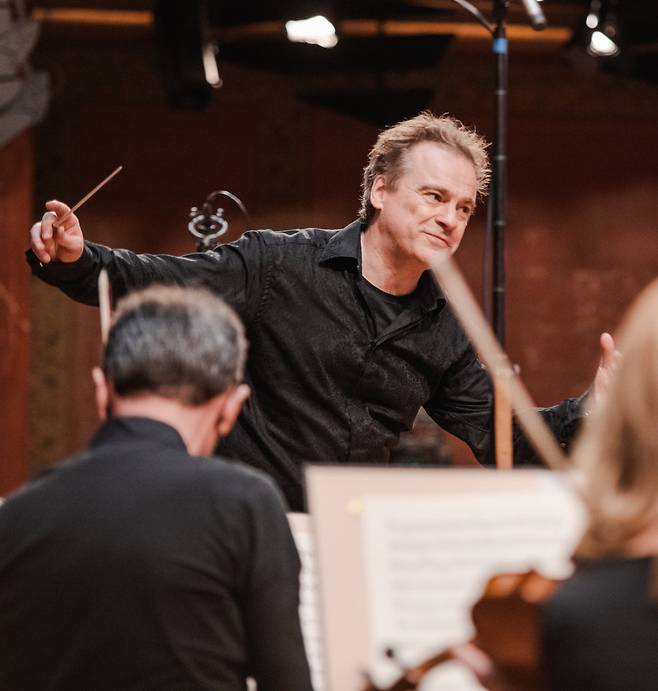 ‘스위스 로망드 오케스트라’의 지휘자 조너선 노트. 롯데콘서트홀 제공