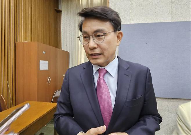 윤상현 국민의힘 의원(인천 동구미추홀구을)이 25일 오후 대구의 한 교회에서 취재진과 만나 대선 관련 발언을 하고 있다. 2025.5.25/뉴스1