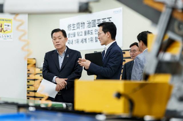 이재준 수원시장이 26일 관내 미국 수출 기업 방문해 미국 관세 조치 관련 현장 목소리를 들었다./사진제공=수원특례시