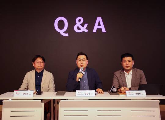 서남희(왼쪽부터) LG유플러스 CV담당, 정성권 IT·플랫폼빌드그룹장, 이진희 신규서비스개발랩장이 27일 서울 용산의 LG유플러스 본사에서 열린 AI 상담 어드바이저 설명회에서 기자들과 질의응답을 하고 있다. LG유플러스 제공