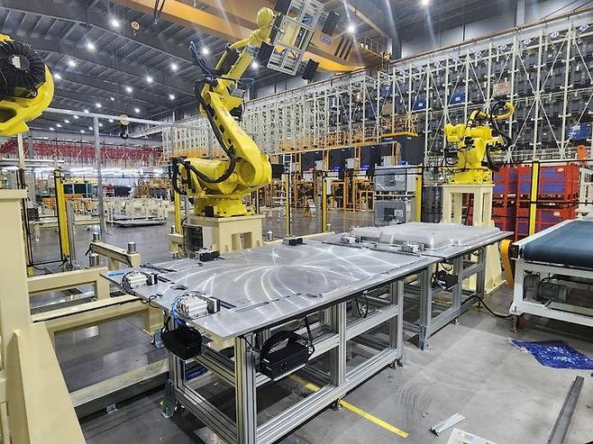 구영테크 공장내부에서 프레스품 비전(Vision)으로 홀을 검사하는 공정