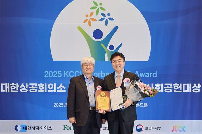 김주한 한국필립모리스 대외정책부분 전무(오른쪽)와 노승용 심사위원장