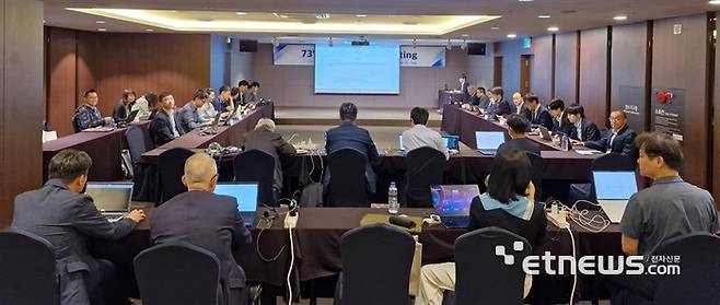 한중일 IMT 표준협력회의 참석자들이 회의하고 있다.