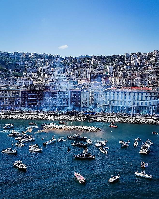 500323326_1319424372873798_2546403172576169467_n.jpg 나폴리 스쿠데토 버스 퍼레이드