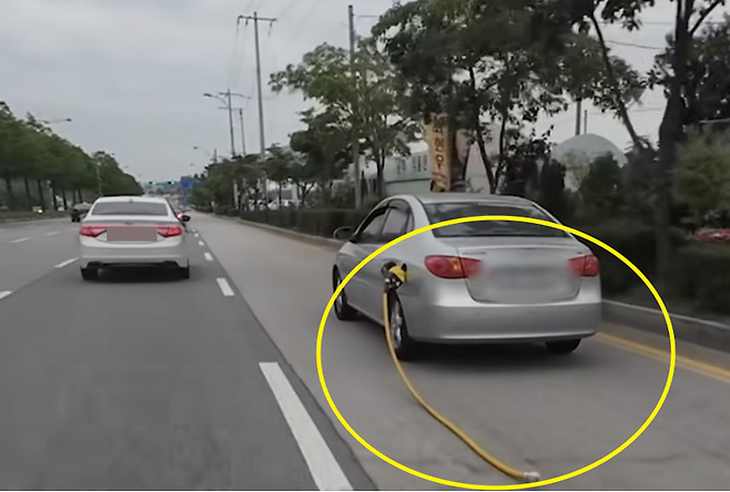 대전의 한 도로에서 한 차량이 주유건을 꽂은 채 주행하고 있다./사진=black_box9911 인스타그램 캡처