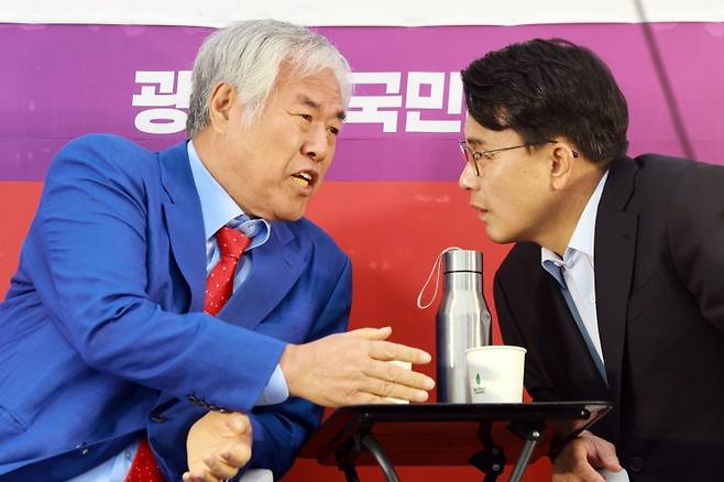 국민의힘 윤상현 의원(오른쪽)과 전광훈 사랑제일교회 목사가 지난달 5일 서울 세종대로에서 대한민국바로세우기국민운동본부가 연 광화문 국민대회에 참석해 대화하고 있다. 연합뉴스