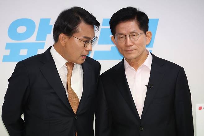 김문수 국민의힘 대선 후보가 지난달 30일 서울 여의도 선거캠프에서 정책공약 발표 전 윤상현 의원과 대화를 하고 있다. 뉴시스