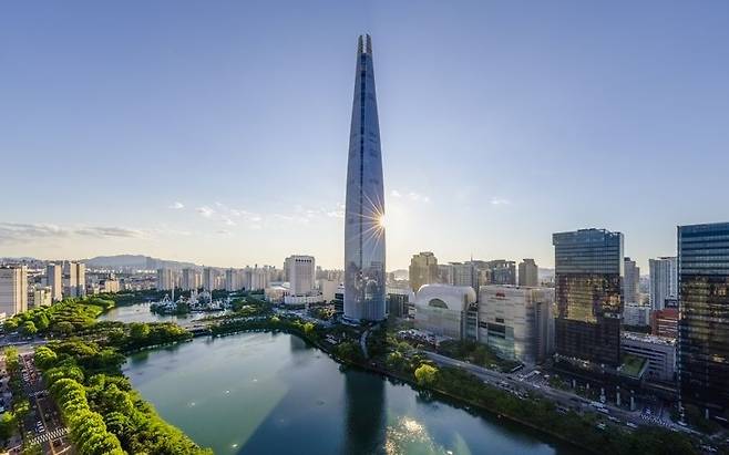 롯데월드타워와 석촌호수 전경. 롯데지주 제공