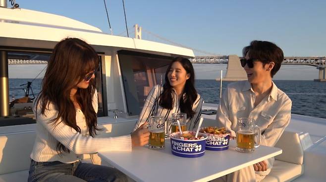 부산 해운대 바다 위에서 요트 관광을 즐길 수 있는 요트탈래의 요트 상품을 이용하고 있는 관광객들. 요트탈래 제공