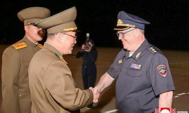 26일 평양에 도착한 비탈리 슐리카 러시아 내무부 차관이 리성철 사회안전성 부상(차관)과 평양국제공항에서 악수하고 있다. 조선중앙통신 연합뉴스