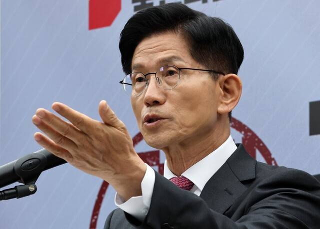 김문수 국민의힘 대통령 후보가 27일 서울 여의도 중앙당사에서 국민께 드리는 약속을 말하고 있다. 공동취재사진