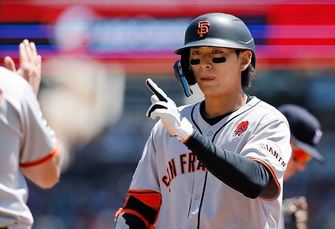 샌프란시스코 자이언츠 이정후가 27일(한국시각) 미국 디트로이트 코메리카파크에서 열린 2025 메이저리그(MLB) 디트로이트 타이거스와 방문 경기 때 1회초 안타를 치고 출루한 뒤 제스처를 취하고 있다. 디트로이트/AFP 연합뉴스