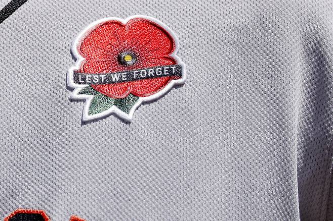 27일(한국시각) 미국 디트로이트 코메리카파크에서 열린 2025 메이저리그(MLB) 디트로이트 타이거스와 방문 경기에 출전한 이정후(샌프란시스코 자이언츠)의 가슴에 달린 메모리얼 데이 기념 패치. ‘Lest We Forget\'(우리가 잊지 않도록)이라는 문구가 새겨져 있다. 디트로이트/AFP 연합뉴스