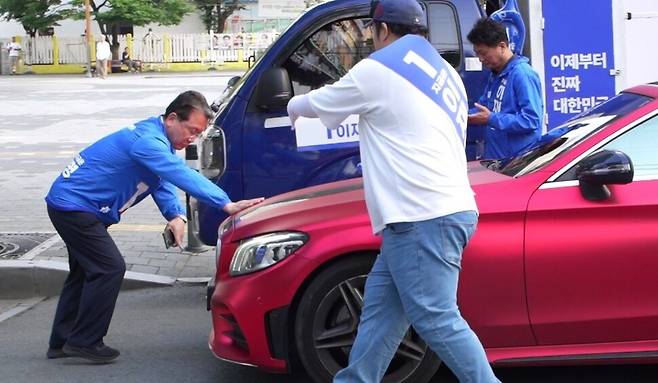 20대 남성 ㄱ씨가 26일 대구 수성구 신매시장 앞에서 유세를 하던 박주민 더불어민주당 의원을 방해하고 선거사무원을  향해 차량을 돌진하는 모습. 독자 제공