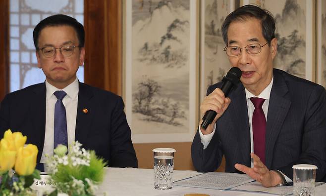 한덕수 대통령 권한대행 국무총리가 2025년 4월14일 서울 공관에서 경제안보전략 TF 회의를 하고 있다. 왼쪽은 최상목 부총리 겸 기획재정부 장관. 연합뉴스