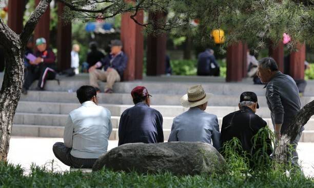 서울 종로구 탑골공원의 노인들. 강창광 선임기자