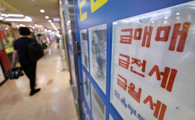 지난달 말 서울 송파구의 한 공인중개사무소에 급전세 매물 안내문이 붙어 있다. 뉴시스