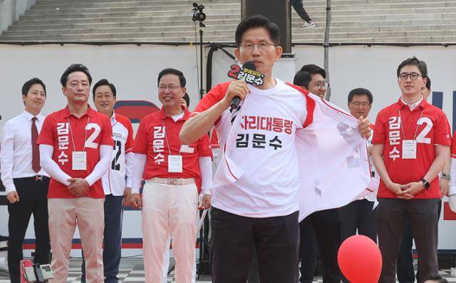 김문수 국민의힘 대선 후보가 26일 경기 용인시 포은아트갤러리 광장에서 선거유세 도중 "나는 방탄조끼를 안 입었다"며 겉옷을 열어젖히고 있다. 정다빈 기자