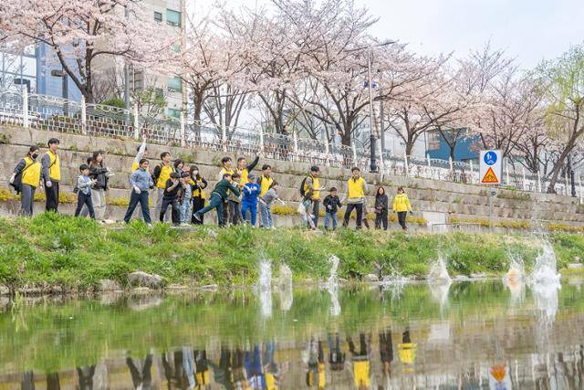 HDC현대산업개발은 지난달 서울 동대문구 성북천 일대에서 제기1구역 아이파크 현장 직원들과 지역주민, 지역센터 어린이들이 참여하는 환경정화를 위해 사용될 EM흙공 던지기와 플로깅 봉사활동을 진행했다. HDC현대산업개발 제공