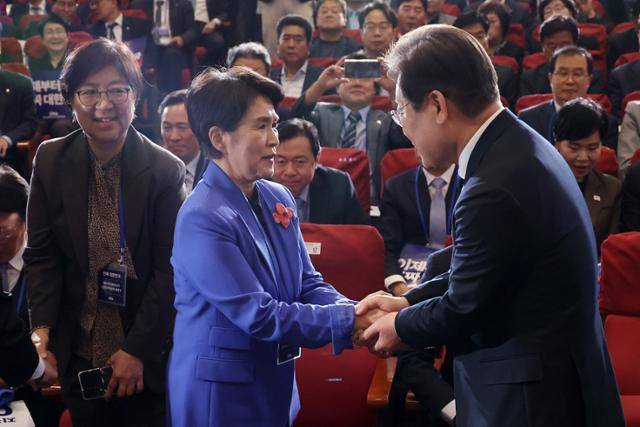 이재명(앞줄 오른쪽) 더불어민주당 대선후보가 지난달 30일 서울 여의도 국회 의원회관에서 열린 더불어민주당 제21대 대통령선거 '진짜 대한민국' 중앙선거대책위원회 출범식에 참석해 강금실(가운데) 민주당 총괄선대위원장과 인사하고 있다. 뉴시스