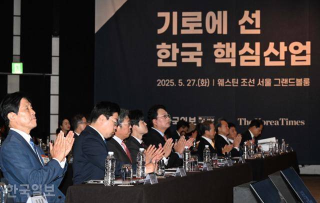 27일 서울 중구 웨스틴 조선 서울 그랜드볼룸에서 열린 2025 한국포럼 '기로에 선 한국 핵심산업'에 이학영(왼쪽부터) 국회부의장, 박찬대 더불어민주당 당대표 권한대행 겸 원내대표, 승명호 한국일보 회장, 김용태 국민의힘 비상대책위원장, 천하람 개혁신당 당대표 권한대행 겸 원내대표 등 주요 내외빈이 참석했다. 왕태석 선임기자