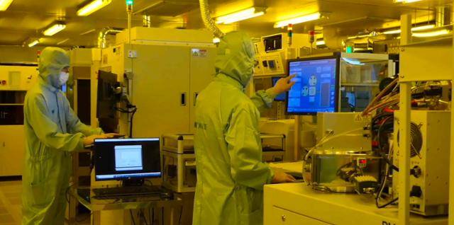 한국전자통신연구원(ETRI)과 질화갈륨(GaN) 반도체 집적회로를 공동 개발한 국내 기업 웨이비스의 질화갈륨 무선주파수 반도체 양산 시설에서 직원들이 기기를 살펴보고 있다. ETRI 제공