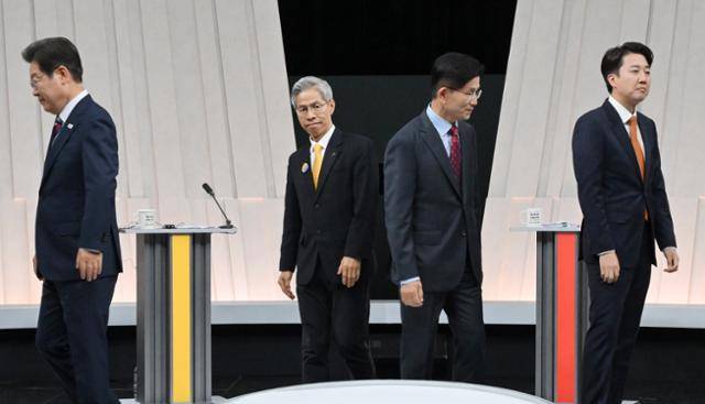 27일 오후 서울 마포구 상암동 MBC 스튜디오에서 열린 중앙선거방송토론위원회 주관 제21대 대통령선거 3차 후보자 토론회 시작에 앞서 각 정당 대선 후보들이 기념촬영을 마친 뒤 자리로 돌아가고 있다. 왼쪽부터 이재명 더불어민주당, 권영국 민주노동당, 김문수 국민의힘, 이준석 개혁신당 대선 후보. 뉴시스