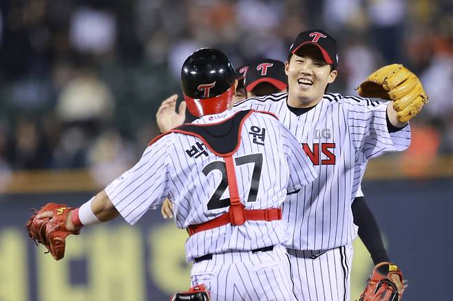 <yonhap photo-6209=""> 임찬규 생애 첫 완봉승 (서울=연합뉴스) 신현우 기자 = 26일 서울 잠실야구장에서 열린 프로야구 2025 신한 SOL 뱅크 KBO리그 한화 이글스와 LG 트윈스의 경기. 9회초를 무실점으로 막아내며 생애 첫 완봉승을 기록한 LG 선발 투수 임찬규가 포수 박동원과 기뻐하고 있다. 2025.3.26 nowwego@yna.co.kr/2025-03-26 21:19:05/ <저작권자 ⓒ 1980-2025 ㈜연합뉴스. 무단 전재 재배포 금지, AI 학습 및 활용 금지></yonhap>