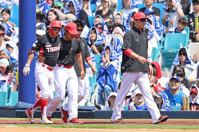 지난 25일 대구 삼성전에서 햄스트링 부상으로 교체되는 박정우(왼쪽)의 모습. KIA 제공