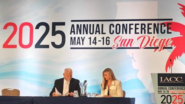 테무 미국 지식재산권 준수 책임자 크리스틴 카사첼리(우)가 MOU를 체결하는 모습