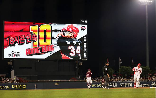 <yonhap photo-4514="">27일 광주기아챔피언스필드에서 열린 프로야구 키움 히어로즈와 KIA 타이거즈의 경기. KIA 최형우가 5회말 2사 2루에서 역전 투런홈런을 날리고 있다. 최형우는 이 홈런으로 통산 2,500안타를 달성했다. 2025.5.27 [연합뉴스]</yonhap>
