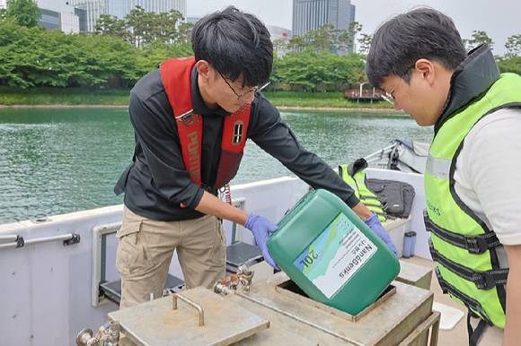 석촌호수 수질 정화 작업을 진행하는 모습. [사진=롯데물산]