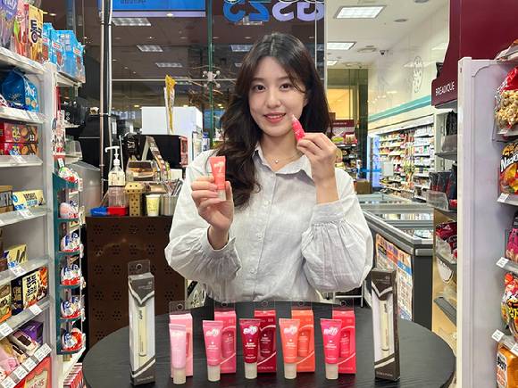 모델이 GS25의 '손앤박' 협업 색조 화장품을 소개하고 있다.  [사진=GS25]