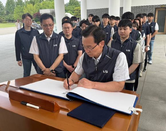 신익현 LIG넥스원 대표이사가 지난 26일 국립서울현충원을 찾아 방명록에 글을 남기고 있다. [사진=LIG넥스원]