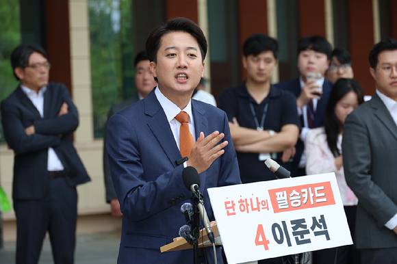 개혁신당 이준석 대선 후보가 27일 서울 여의도 국회에서 국민의힘 김문수 후보와의 단일화에 대한 거부 입장을 거듭 밝힌 뒤 취재진의 질문에 답하고 있다. 2025.5.27 [사진=연합뉴스]