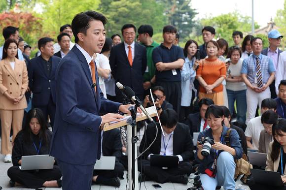 개혁신당 이준석 대선 후보가 27일 서울 여의도 국회에서 국민의힘 김문수 후보와의 단일화에 대한 거부 입장을 거듭 밝힌 뒤 취재진의 질문에 답하고 있다. 2025.5.27 [사진=연합뉴스]