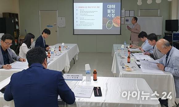 27일 포항시가 대해불빛시장 상인회 사무실에서 '2025 문화관광형시장 육성사업 추진협의회'를 열고 있다. [사진=포항시청]