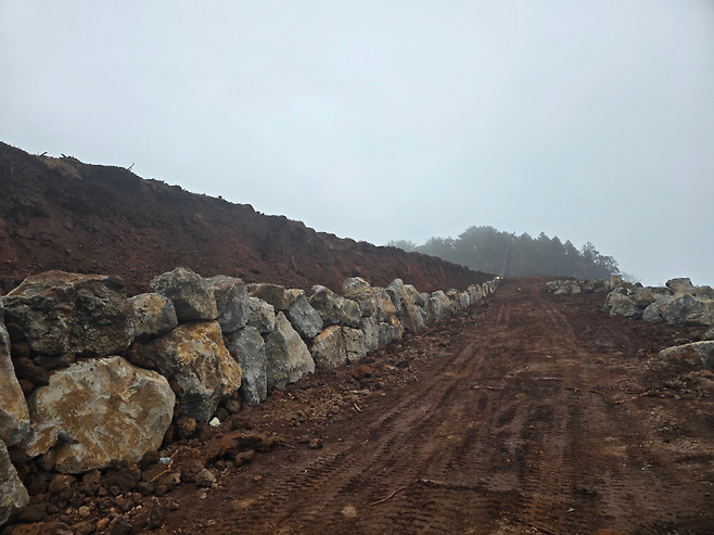 제주도 서귀포시 남원읍에 있는 '넉시오름'에 허가 없이 조성된 석축 모습. (제주자치경찰단 제공)